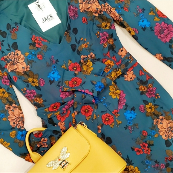 NEW: CASUAL V-NECK SKATER STYLE DRESS - Picture 6 of 8